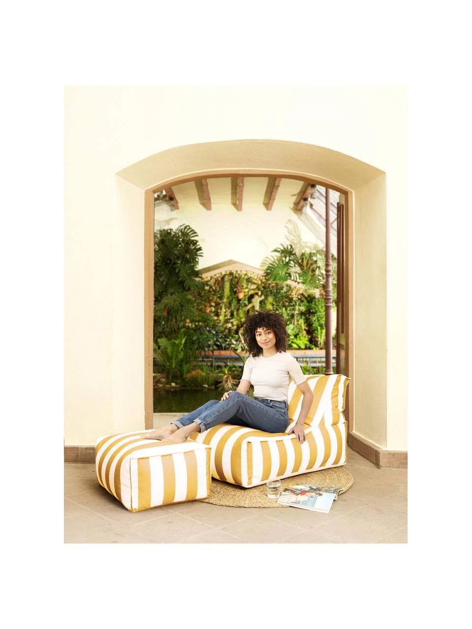 Magma Coussin de sol d'extérieur jaune/blanc Korfu, larg. 65 x haut. 35 cm 4 Magma Coussin de sol d'extérieur jaune/blanc Korfu, larg. 65 x haut. 35 cm – Image 2