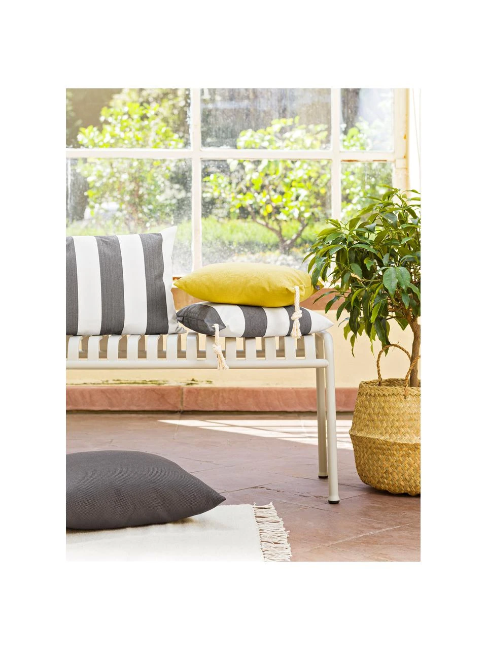 Magma Housse de coussin d'extérieur à rayures Santorin, larg. 40 x long. 40 cm 4 Magma Housse de coussin d'extérieur à rayures Santorin, larg. 40 x long. 40 cm – Image 2