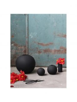 Cooee Design Petit vase boule fait main, noir Ball, Ø 10 x haut. 10 cm -Jardin Soldes Boutique Petit vase boule fait main noir Ball 3