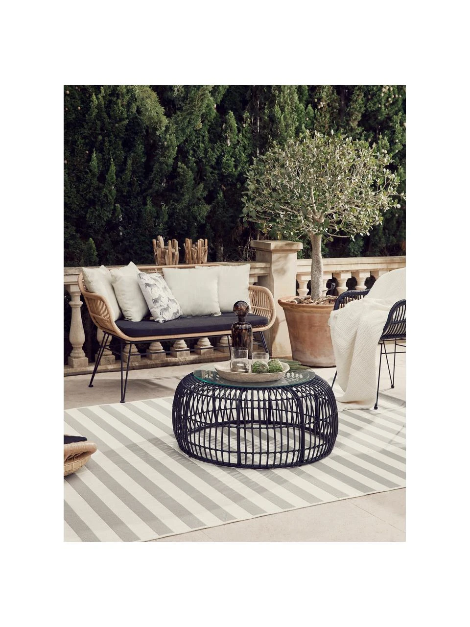 Westwing Collection Table basse ronde noire plateau en verre Costa, Ø 85 x haut. 42 cm 4 Westwing Collection Table basse ronde noire plateau en verre Costa, Ø 85 x haut. 42 cm – Image 2