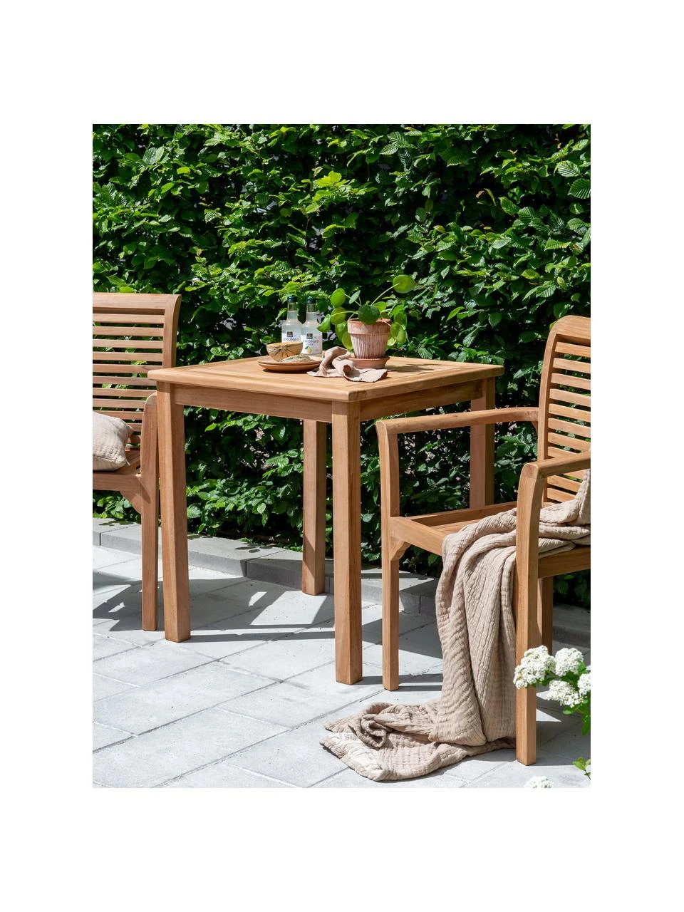 Table de jardin carré en bois de teck Kenya, larg. 70 x prof. 70 cm 4 Table de jardin carré en bois de teck Kenya, larg. 70 x prof. 70 cm – Image 2